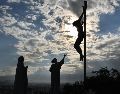 Escultura en Cochabamaba, Bolivia, que representa una de las estaciones del Vía Crucis. EFE/J. Ábrego