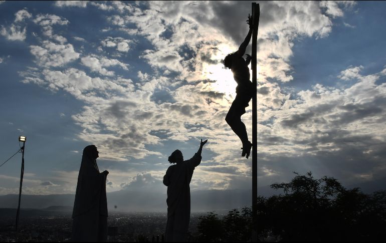 Escultura en Cochabamaba, Bolivia, que representa una de las estaciones del Vía Crucis. EFE/J. Ábrego