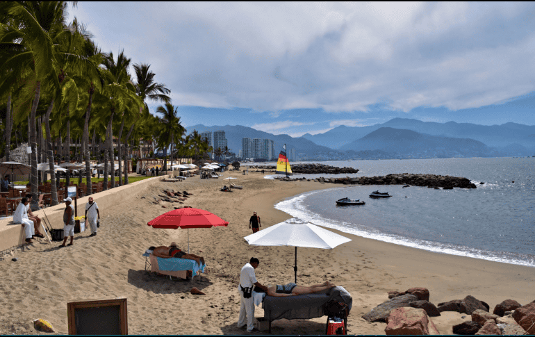 Ubicado en la costa del Pacífico mexicano, Puerto Vallarta es uno de los destinos más atractivos para vacacionar en familia, gracias a su combinación de paisajes naturales, clima cálido y una amplia oferta de actividades para todas las edades. CANVA