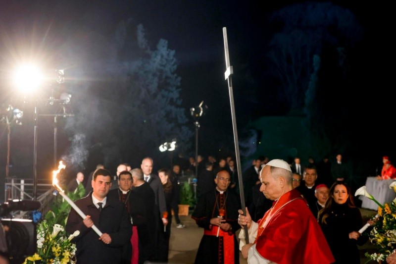 El trayecto, de más de una hora, se desarrolló íntegramente con el papa cargando la cruz de madera. EFE/F. Frustaci