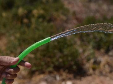 Tradiciones como mojarse en Sábado de Gloria vuelven a generar alerta por el desperdicio de agua. CANVA