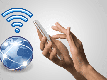 Este volumen masivo de turistas extranjeros, que dependerán del roaming y las redes locales para comunicarse y orientarse, justifica la necesidad de liberar espectro adicional.  FREEPIK / CANVA