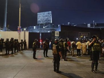 Fotografía cedida por la Agencia Peruana de Noticias Andina que muestra a integrantes de la Policía de Perú custodiando afuera del Estadio Alejandro Villanueva. EFE/Andina