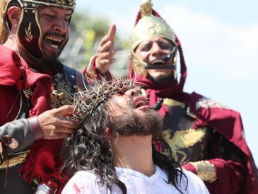 Sólo al viacrucis de este Viernes Santo asistieron 2 millones 200 mil personas. EFE/M. Guzmán