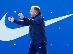 El técnico del FC Barcelona, Hannsi Flick, durante el entrenamiento del equipo en las instalaciones de la Ciudad Deportiva Joan Gamper. EFE/E. Fontcuberta