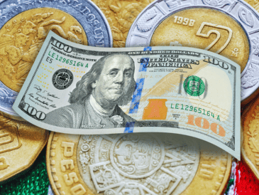 Para las miles de familias mexicanas que reciben remesas desde EU, un tipo de cambio de 17.86 pesos por dólar resulta ligeramente más beneficioso que en las semanas anteriores. ESPECIAL / CANVA