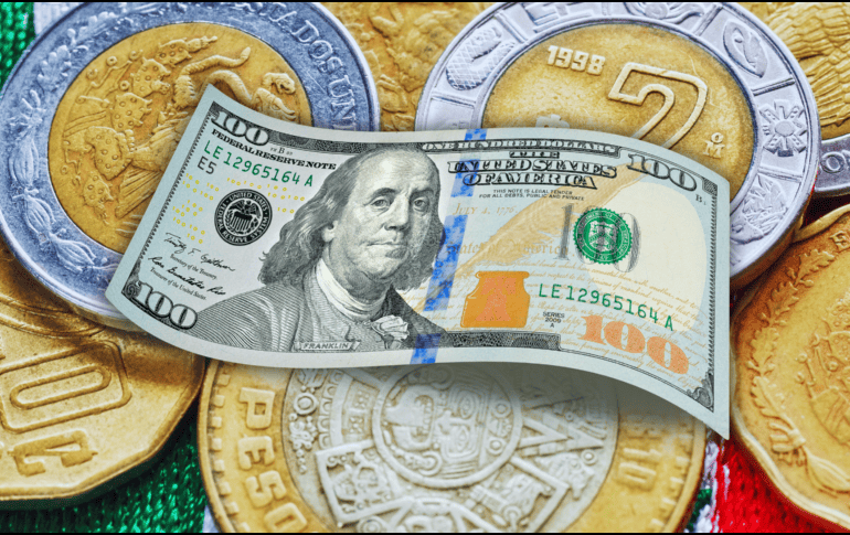 Para las miles de familias mexicanas que reciben remesas desde EU, un tipo de cambio de 17.86 pesos por dólar resulta ligeramente más beneficioso que en las semanas anteriores. ESPECIAL / CANVA