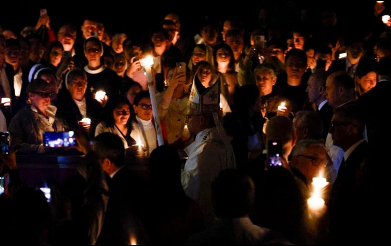 Aspectos de la primera Vigilia Pascual de Sábado Santo del Papa León XIV. EFE / EPA / FABIO FRUSTACI