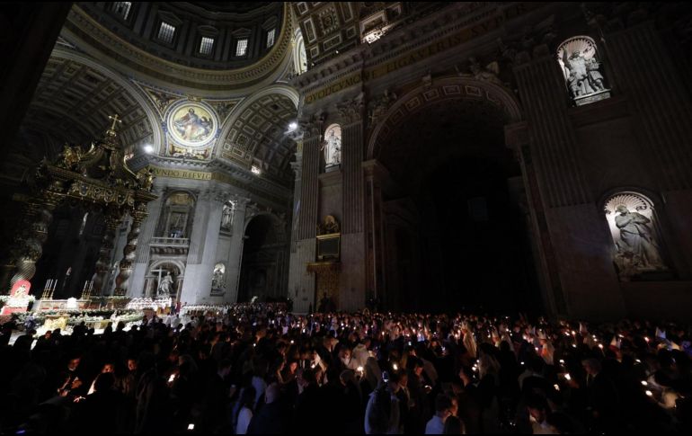 Aspectos de la primera Vigilia Pascual de Sábado Santo del Papa León XIV. EFE / EPA / FABIO FRUSTACI