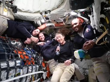 Imagen distribuida por la NASA que muestra a los cuatro astronautas de Artemis II dentro de la nave Orión. EFE/NASA