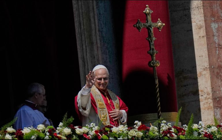 El papa León XIV se dirige a los fieles tras ofrecer la bendición Urbi et Orbi (