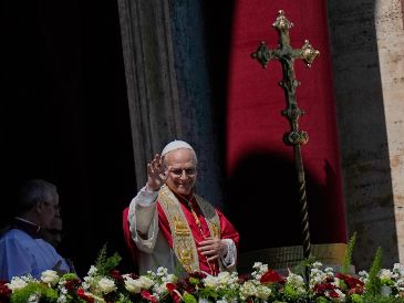 El papa León XIV se dirige a los fieles tras ofrecer la bendición Urbi et Orbi ("a la ciudad y al mundo") desde la logia central de la basílica de San Pedro al final de la misa de Pascua. AP/A. Tarantino
