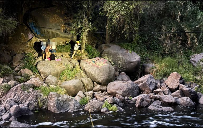 Paramédicos de Jefatura Prehospitalaria verificaron el estado de salud de las y los atendidos, informando sanos y sin lesiones. ESPECIAL