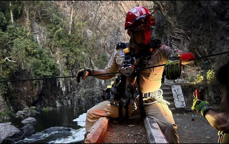 Paramédicos de Jefatura Prehospitalaria verificaron el estado de salud de las y los atendidos, informando sanos y sin lesiones. ESPECIAL