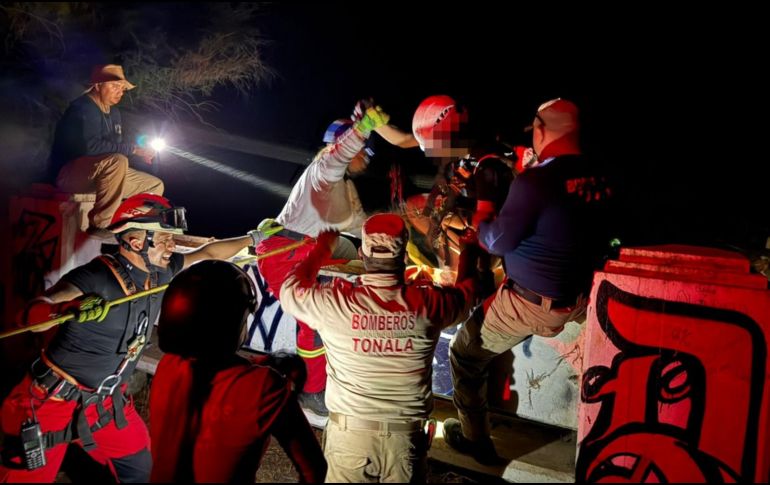 Paramédicos de Jefatura Prehospitalaria verificaron el estado de salud de las y los atendidos, informando sanos y sin lesiones. ESPECIAL