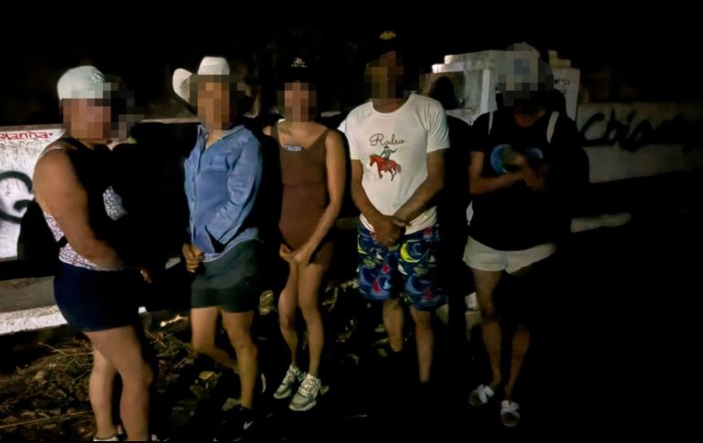 Paramédicos de Jefatura Prehospitalaria verificaron el estado de salud de las y los atendidos, informando sanos y sin lesiones. ESPECIAL