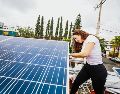Una mujer instala un panel solar en un sistema fotovoltaico, como parte del impulso a la generación de energía limpia. EL INFORMADOR/ Archivo