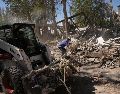Trabajadores retiran escombros en el complejo de tecnología de la Universidad Sharif de Teherán, que según autoridades iraníes fue alcanzado el día anterior por ataques de Israel y Estados Unidos, en Teherán. AP/F. Seco