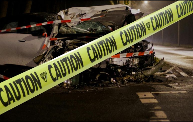 Señalan que el conductor del vehículo circulaba a exceso de velocidad cuando primero se impactó contra otro automóvil y posteriormente embistió a un grupo de personas que se encontraban afuera del hospital, en espera de información sobre sus familiares internados. ESPECIAL / CANVA