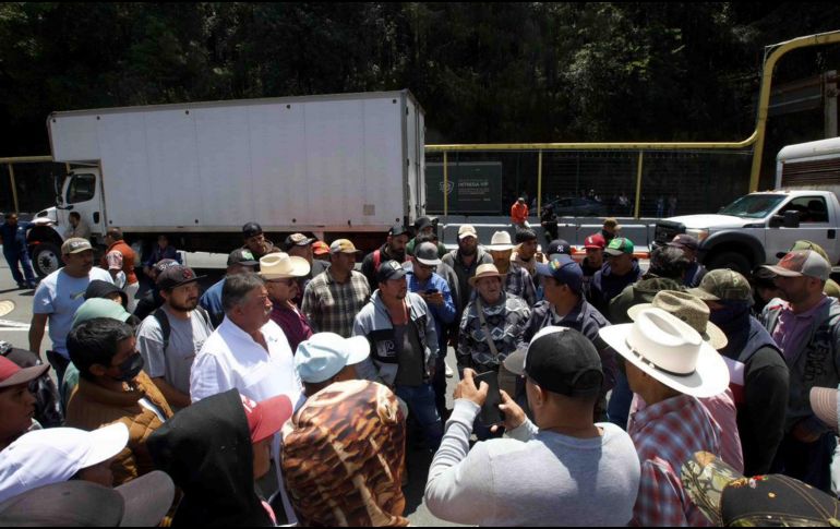 Agricultores realizaron un bloqueo en la caseta México–Toluca para exigir apoyos al campo y soluciones ante la escasez de agua, lo que generó afectaciones a la circulación en la zona. SUN/O. Alvarado