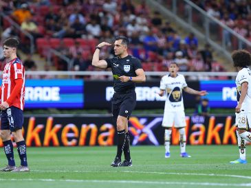 El Club Deportivo Guadalajara y los Pumas de la UNAM protagonizaron un vibrante empate que culminó en medio de una profunda controversia arbitral. IMAGO7