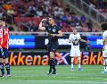 El Club Deportivo Guadalajara y los Pumas de la UNAM protagonizaron un vibrante empate que culminó en medio de una profunda controversia arbitral. IMAGO7