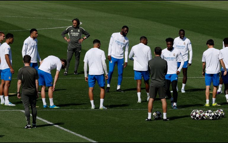 Jugadores del Real Madrid durante el entrenamiento en Valdebebas para preparar el partido de ida de cuartos de final de la Liga de Campeones frente al Bayern Múnich en el estadio Santiago Bernabéu. EFE/ J. Guillén