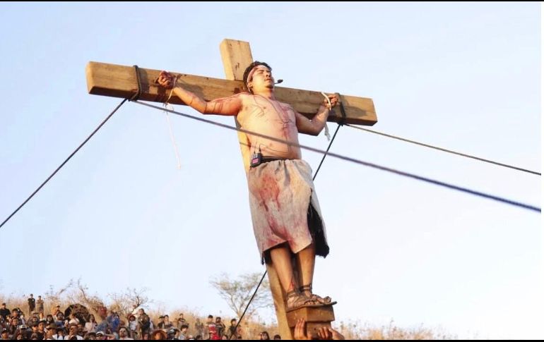 Pese al susto, el actor decidió continuar en escena con autorización médica, sin ser reemplazado, y logró concluir su participación. ESPECIAL/ Facebook/ La Judea en San Martín de las Flores