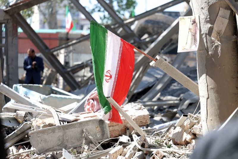 Una bandera nacional iraní ondea sobre los escombros de un edificio dañado en la Universidad Sharif tras un ataque aéreo en Teherán, Irán. EFE/EPA/A. Taherkenareh