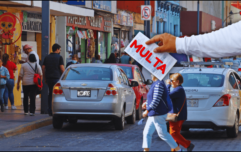 Muchos conductores subestiman esta restricción vial, pensando erróneamente que una parada rápida no afectará a nadie, pero las autoridades advierten sobre el grave peligro que esto genera diariamente. EL INFORMADOR / ARCHIVO