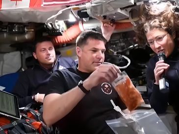 Tener un inodoro espacial no es tan genial como suena, y eso lo comprobaron los astronautas de Artemis II. EFE/NASA