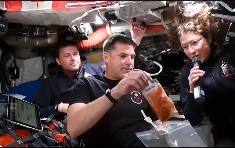 Tener un inodoro espacial no es tan genial como suena, y eso lo comprobaron los astronautas de Artemis II. EFE/NASA