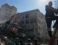 Bomberos y rescatistas en el lugar de un ataque aéreo que destruyó la mitad de la sinagoga Khorasaniha y edificios residenciales cercanos en Teherán, Irán. AP/F. Seco