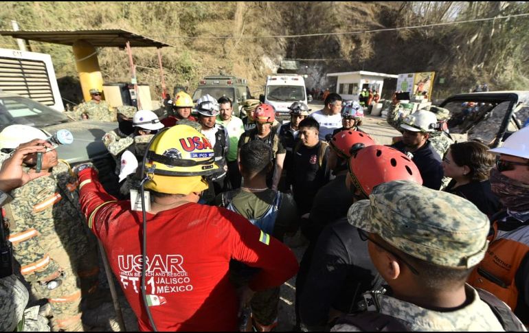 En el sitio continúan trabajando más de 350 brigadistas y rescatistas de los tres niveles de gobierno, incluyendo elementos de otras entidades. UEPCBJ