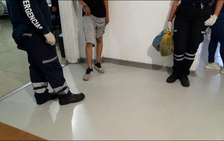 Un reporte hecho al número de emergencias 9-1-1 alertó a los oficiales sobre la presencia de un adolescente en dicha central, quien presentaba escoriaciones y lesiones en diversas partes del cuerpo. ESPECIAL