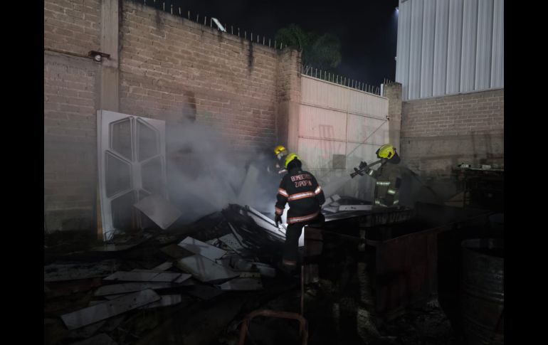 El incendio en Zapopan tuvo lugar en una fábrica de pizarrones de la colonia Los Cajetes, ubicada en el cruce de San Judas Tadeo y San Marcos. CORTESÍA/ Protección Civil y Bomberos de Zapopan.
