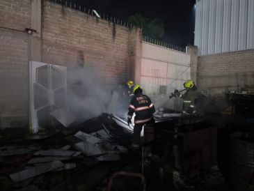 El incendio en Zapopan tuvo lugar en una fábrica de pizarrones de la colonia Los Cajetes, ubicada en el cruce de San Judas Tadeo y San Marcos. CORTESÍA/ Protección Civil y Bomberos de Zapopan.