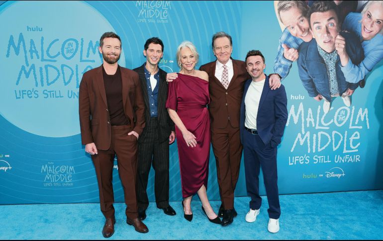 Christopher Masterson, Justin Berfield, Jane Kaczmarek, Bryan Cranston y Frankie Muniz posan desde la alfombra azul. AFP