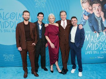Christopher Masterson, Justin Berfield, Jane Kaczmarek, Bryan Cranston y Frankie Muniz posan desde la alfombra azul. AFP