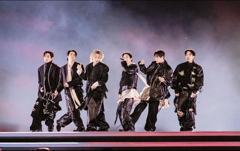 V, Jin, Jimin, Suga, Jungkook y J-Hope, actuando durante su concierto de regreso, en la plaza Gwanghwamun de Seúl. AFP