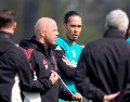 Virgil van Dijk (centro) y el técnico Arne Slot (segundo a la izquierda) durante un entrenamiento de Liverpool en la víspera del partido contra Paris Saint-Germain. AP/P.  Byrne