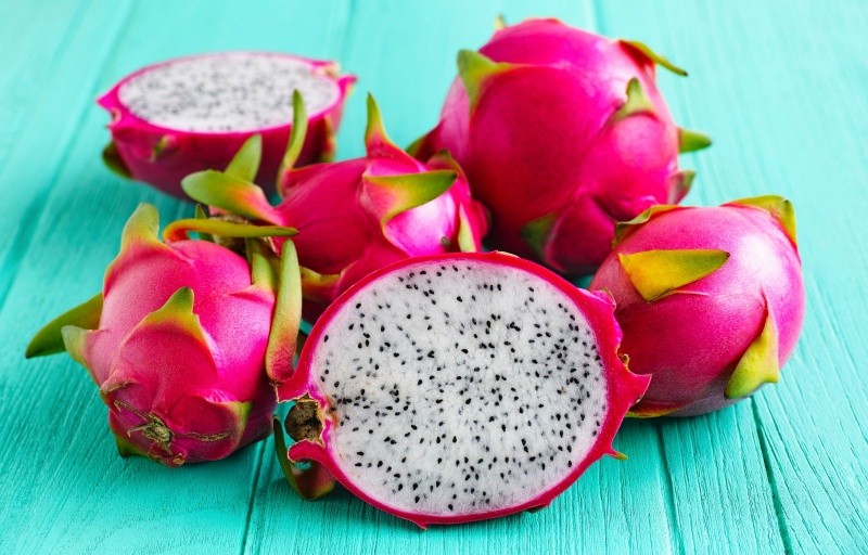 La pitahaya tiene una piel gruesa con escamas, haciendo honor a su nombre de origen antillano que significa 