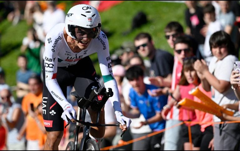 El ciclista mexicano Isaac del Tour (UAE) se retiró de la Itzulia tras sufrir una dura caída muy lejos de la línea de meta. AFP / ARCHIVO