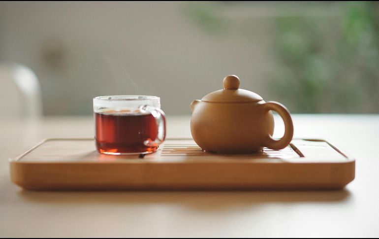Se trata de una infusión reconfortante que combina la delicadeza floral de la manzanilla con el toque picante y revitalizante de la raíz de jengibre. UNSPLASH / M. KIM