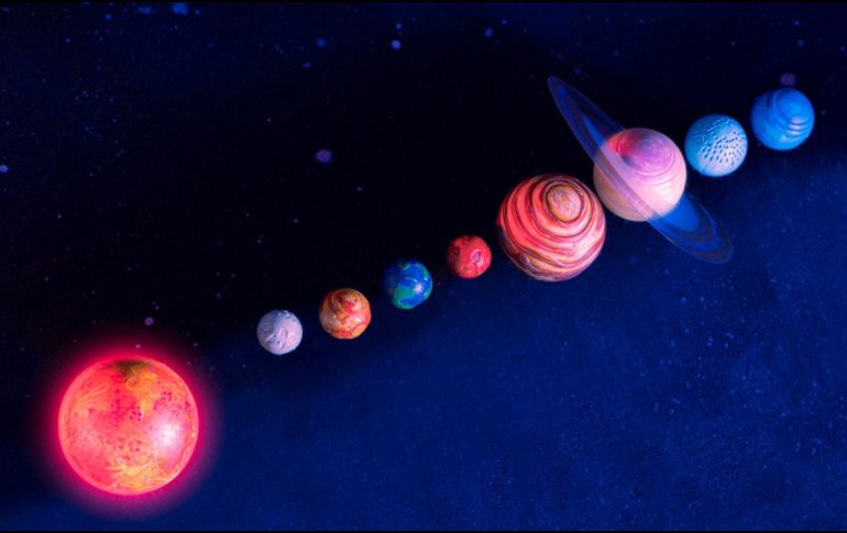 Este fenómeno astronómico crea una ilusión óptica en la que los planetas parecen alinearse desde la perspectiva de la Tierra. CANVA