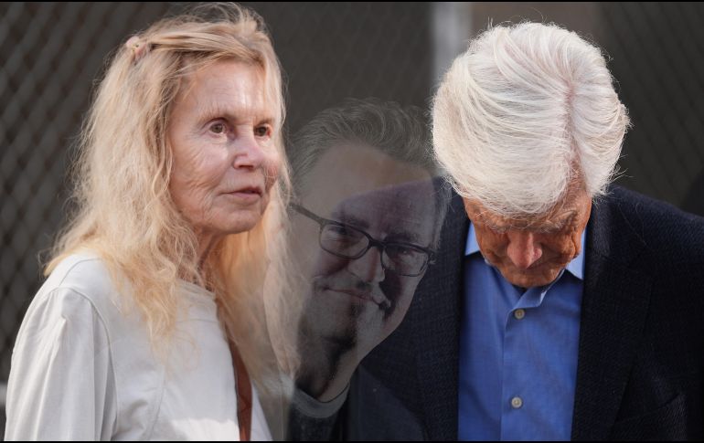 Suzanne Morrison, madre de Matthew Perry, y su esposo Keith Morrison, momentos antes de la sentencia presentada a Jasveen Sangha. AP / Damian Dovarganes