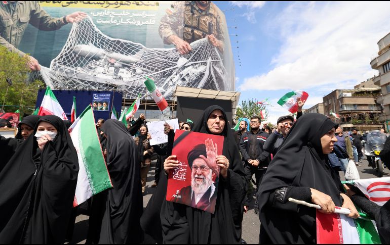 Personas se congregan en la plaza Enghelab tras el anuncio del alto el fuego entre Estados Unidos e Irán, en Teherán. EFE/EPA/A. Taherkenareh
