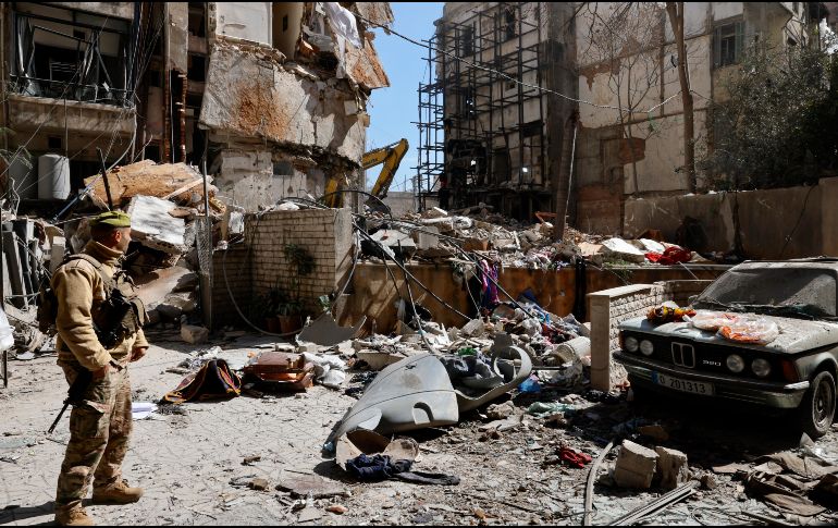 Un soldado del ejército libanés junto a un edificio residencial destruido al día siguiente de un ataque aéreo israelí en el barrio de Ain Mreisseh, en Beirut (Líbano), el 9 de abril de 2026. EFE/ W. HAMZEH