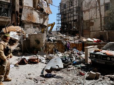 Un soldado del ejército libanés junto a un edificio residencial destruido al día siguiente de un ataque aéreo israelí en el barrio de Ain Mreisseh, en Beirut (Líbano), el 9 de abril de 2026. EFE/ W. HAMZEH