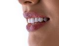 Los pequeños ajustes en el tono de los labios pueden cambiar por completo la percepción de un look. UNSPLASH / K. HOSEINIANZADE
